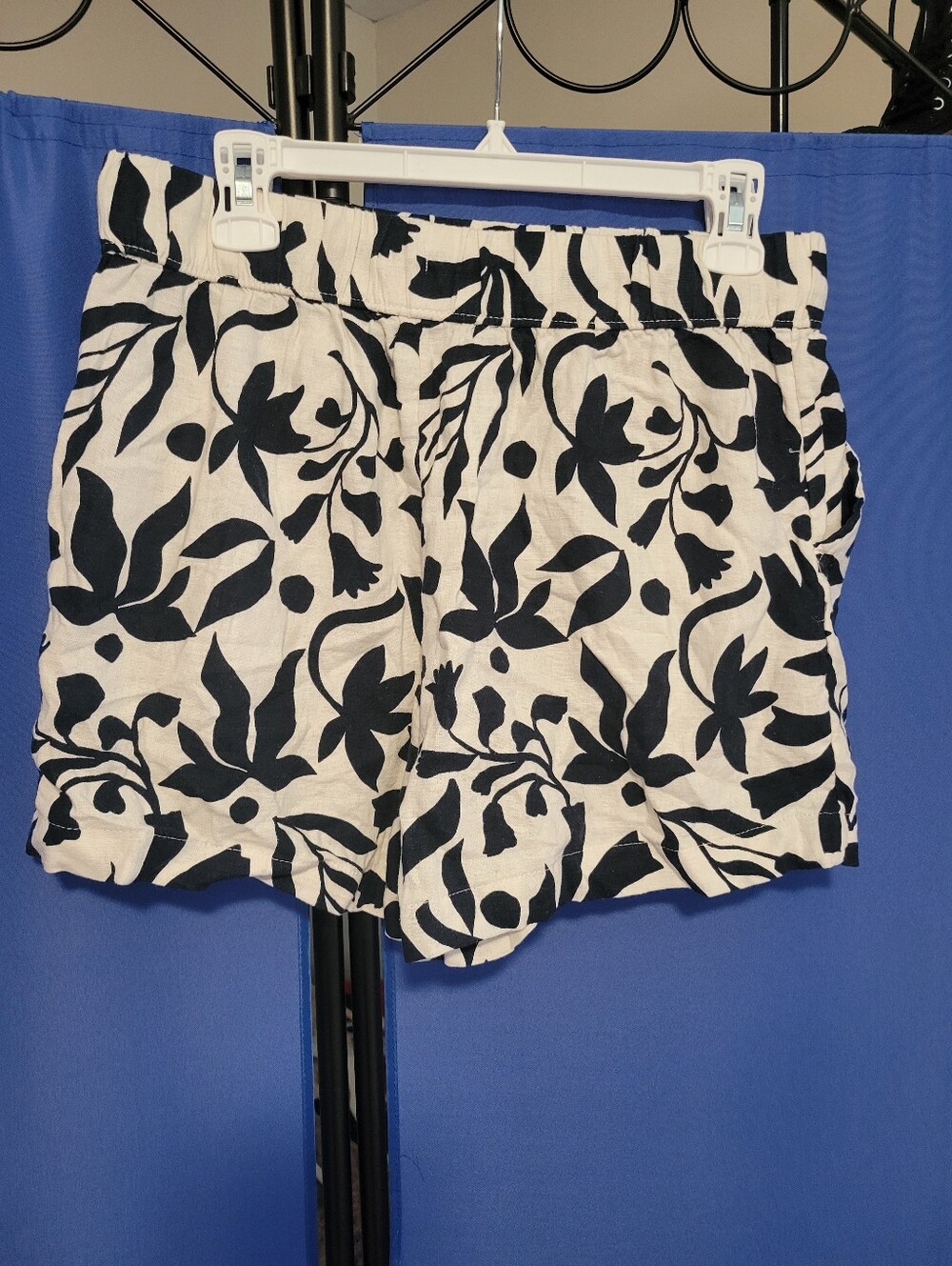 Time and Tru Navy & White Floral Tie-Waist High-Rise Women's Shorts - Picture 5 of 6